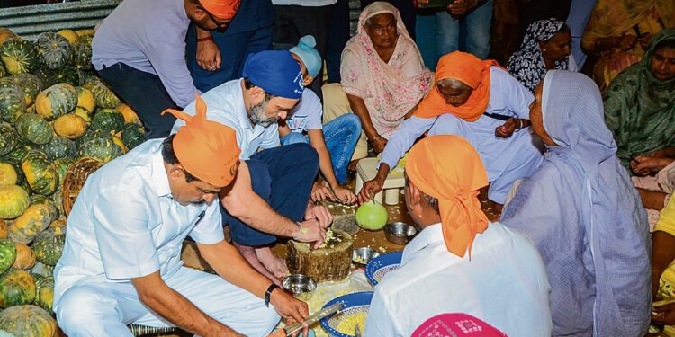 राहुल गांधी ने लगातार दूसरे दिन की स्वर्ण मंदिर में सेवा