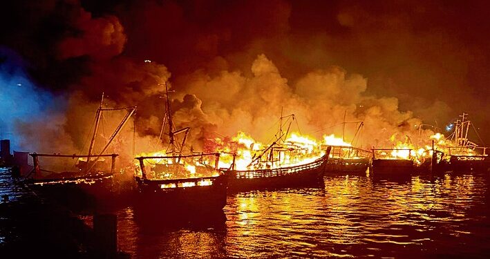 35 नौकाएं जलकर खाक, 15 लोगों की तलाश