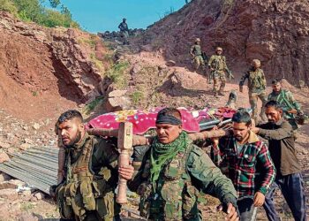 आतंकियों से मुठभेड़ में दो कैप्टन समेत 4 शहीद