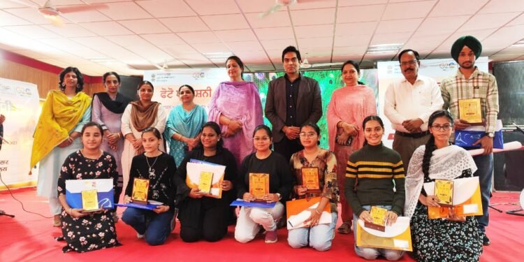 भारत सरकार की तीन दिवसीय फोटो प्रदर्शनी का सरकारी बिक्रम कॉलेज ऑफ कॉमर्स में आगाज़ 