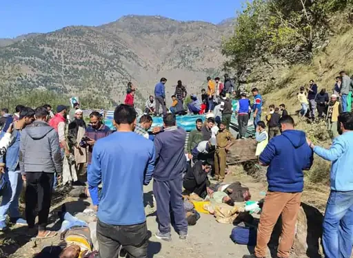 जम्मू जा रही थी बस, डोडा में 300 फीट गहरी खाई में गिरी