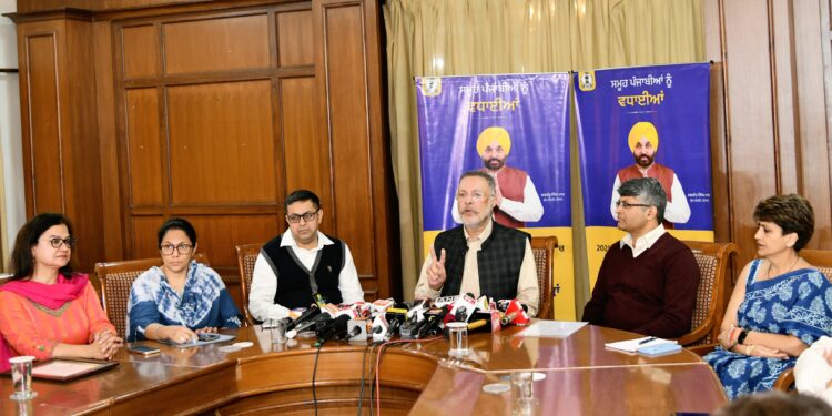 आम आदमी क्लीनिकों को अंतरराष्ट्रीय मान्यता मिलीः पंजाब के स्वास्थ्य मंत्री द्वारा केंद्र सरकार को आयुष्मान फंड के 621 करोड़ रुपए जारी करने की अपील