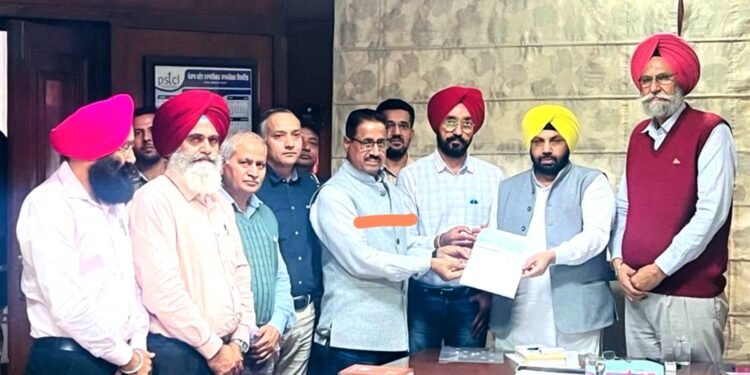 कौंसिल ऑफ जूनियर इंजीनियर पी. एस. ई. बी द्वारा ‘पंजाब मुख्यमंत्री राहत फंड’ में 7.63 लाख रुपए का योगदान