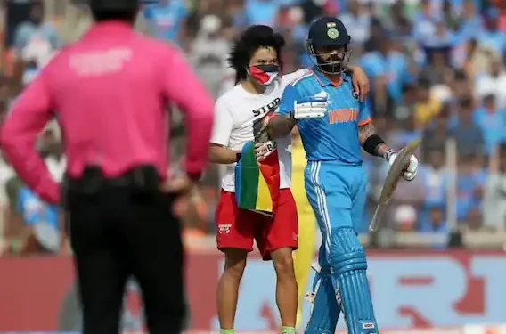 मैदान में घुस गया दर्शक ने फ‍िल‍िस्‍तीन का झंडा हाथ में ल‍िया हुआ था.