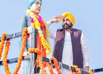 मुख्यमंत्री के नेतृत्व में राज्य निवासियों द्वारा शहीद करतार सिंह सराभा को शहीदी दिवस पर श्रद्धासुमन भेंट  