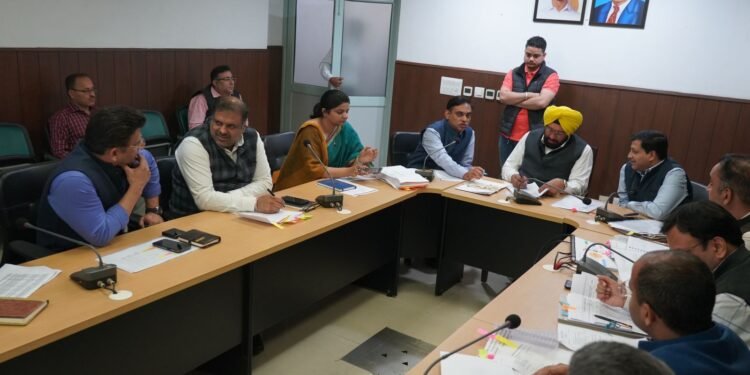 बलकार सिंह ने मुख्यालय के अधिकारियों और नगर निगमों के कमिश्नरों के साथ विकास कामों सम्बन्धी की समीक्षा मीटिंग