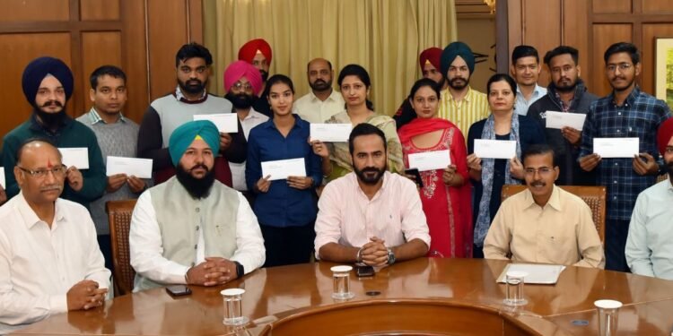 मीत हेयर ने पंजाब जल संसाधन प्रबंधन और विकास निगम के 13 नव-नियुक्त उम्मीदवारों को नियुक्ति पत्र सौंपे