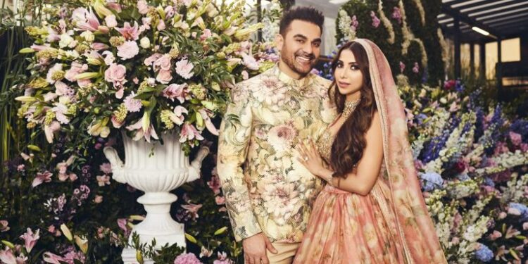 शादी के बाद ननद अर्पिता पर प्यार लुटाती दिखीं अरबाज की दुल्हन, सौतेले बेटे अरहान संग भी दिए पोज