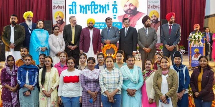 मुख्यमंत्री द्वारा पंजाब को देश का अग्रणी राज्य बनाने के लिए लोगों को कंधे से कंधा मिलाकर सहयोग देने का आह्वान