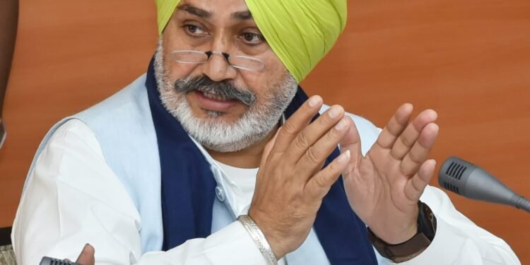 चेतन सिंह जौड़ामाजरा द्वारा जल स्रोत और खनन व भू-विज्ञान विभागों के अधिकारियों के साथ पहली मीटिंग