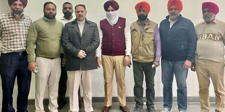 ऐक्सियन पुड्डा दूध का बूथ चलाने के एवज़ में 20,000 रुपए की मासिक रिश्वत लेता विजीलैंस ब्यूरो द्वारा काबू