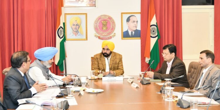 राज्य सरकार की जनहितैषी और विकास प्रमुख स्कीमों का लाभ हरेक योग्य लाभपात्री तक पहुँचाया जाये- मुख्यमंत्री द्वारा अधिकारियों को आदेश
