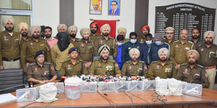 अमृतसर पुलिस ने हथियारों के अंतरराज्यीय तस्करी रैकेट का किया पर्दाफाश; 13 पिस्तौलों समेत एक व्यक्ति काबू
