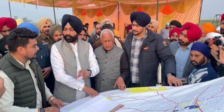 ग्रामीण विकास एवं पंचायत मंत्री लालजीत सिंह भुल्लर ने गाँव नवांगाओं में 24 एकड़ पंचायती ज़मीन को कब्ज़े से मुक्त करवाया
