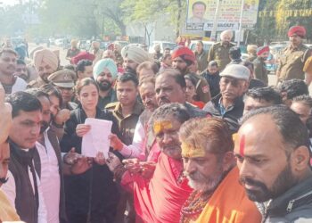 श्री काली माता मंदिर पटियाला मे बेअदबी को रोकने वाले मुख्य पुजारी जी सेवदारों को 5100 नगद इनाम देकर सन्मानित किया गया