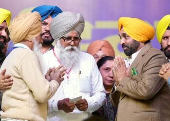 भगवंत मान और अरविन्द केजरीवाल ने शहीद अमरीक सिंह के परिवार को एक करोड़ रुपए की वित्तीय सहायता का चैक सौंपा