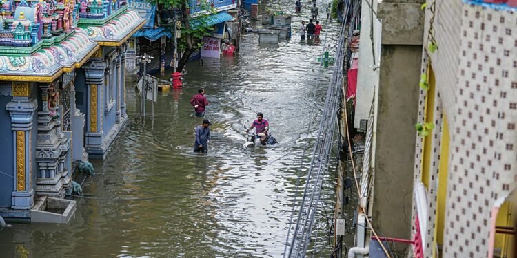 चेन्नई में बाढ़ से हालात खराब, 12 की मौत