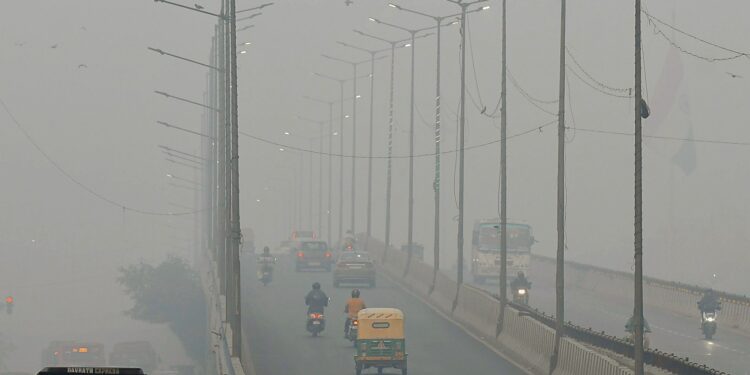 एयर ट्रैफिक पर भी कोहरे का असर, दिल्ली में 50 से ज्यादा फ्लाइट पर असर, सड़कों पर रेंग रही गाड़ियां-ट्रेनें भी लेट