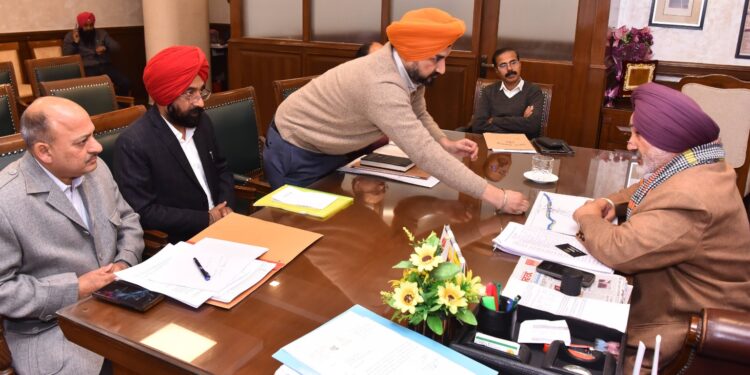 चेतन सिंह जौड़ामाजरा ने बी.बी.एम.बी अधिकारियों से डैमों में चल रहे जल प्रोजेक्टों, भविष्य की योजनाओं एवं जल भंडारण का लिया जायज़ा