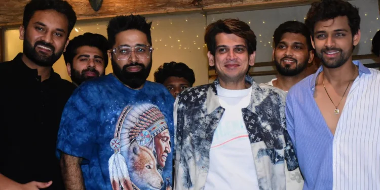 अरुण मैशेट्टी, तहलका और समर्थ जुरेल बिग बॉस 17 में एक भव्य पुनर्मिलन के लिए एक साथ आए। यह बहुप्रतीक्षित कार्यक्रम इन तीन व्यक्तियों को एक छत के नीचे वापस लाता है, जिन्होंने शो पर महत्वपूर्ण प्रभाव डाला है।