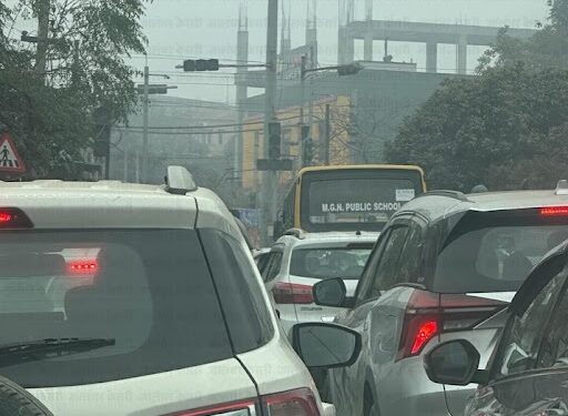 JALANDHAR  के इलाके में लगे लंबे ट्रैफिक जाम से जुड़ी ये खबर जरूर पढ़ लें. अन्यथा आपको असुविधा का सामना करना पड़ सकता है.