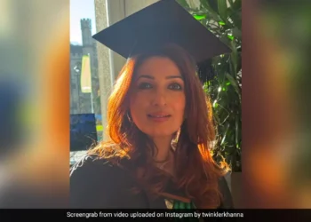 BOLLYWOOD NEWS:ट्विंकल खन्ना की ग्रेजुएशन डे पोस्ट को बॉबी देओल और अन्य सितारों से बड़ा प्यार मिला