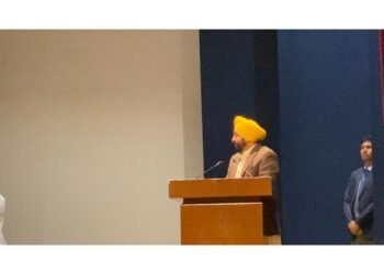 Bhagwant Mann प्रतिभाशाली कलाकार, भावपूर्ण गीत ‘चल्ला’ के मंत्रमुग्ध कर देने वाले प्रदर्शन से दर्शकों को मंत्रमुग्ध कर देता है।