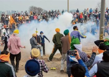शंभू, जिंद में प्रदर्शनकारी किसानों ने ‘दिल्ली चलो’ की ओर मार्च करते हुए बलपूर्वक बैरिकेड हटाने का प्रयास किया और उन्हें आंसू गैस का सामना करना पड़ा।