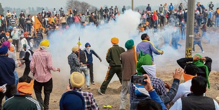 शंभू, जिंद में प्रदर्शनकारी किसानों ने ‘दिल्ली चलो’ की ओर मार्च करते हुए बलपूर्वक बैरिकेड हटाने का प्रयास किया और उन्हें आंसू गैस का सामना करना पड़ा।