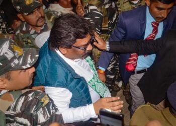 Hemant Soren को एक झटका लगा है क्योंकि सुप्रीम कोर्ट ने उनकी याचिका पर विचार करने से इनकार कर दिया है और उन्हें झारखंड उच्च न्यायालय का दरवाजा खटखटाने का निर्देश दिया है।