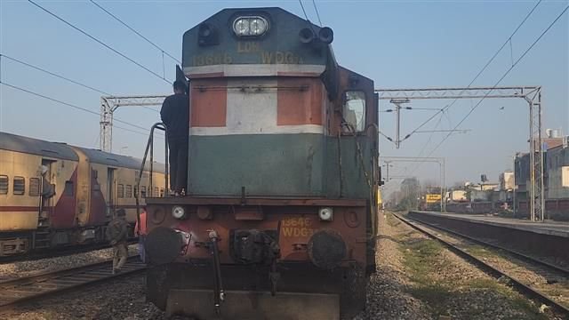 जम्मू-कश्मीर के कठुआ में एक मालगाड़ी अपने आप चलने लगी और पंजाब के मुकेरियां में रुकने से पहले 70 किमी की यात्रा की।