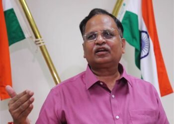 दिल्ली के उपराज्यपाल वी.के.सक्सेना ने सुकेश द्वारा आप नेता सत्येन्द्र जैन के खिलाफ दायर रंगदारी की शिकायत की सीबीआई जांच को मंजूरी दे दी है।