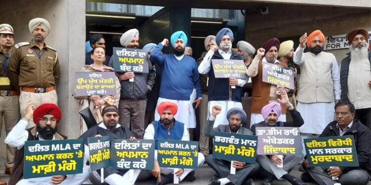 पंजाब बजट सत्र के लाइव अपडेट से पता चलता है कि कांग्रेस नेताओं ने मुख्यमंत्री भगवंत मान के विरोध का आयोजन किया है।