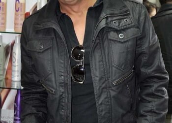 दारा सिंह के बेटे विंदू, तब्बू की बहन फराह नाज़ से अपनी शादी के बारे में सोचते हैं, जो एक अंतरधार्मिक मिलन था।