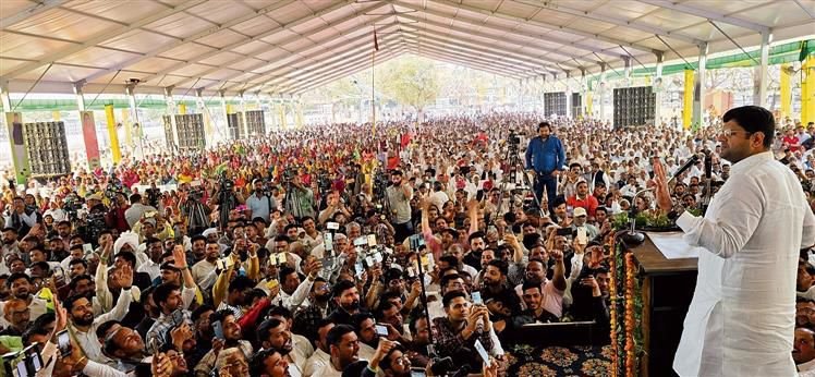 दुष्यंत चौटाला ने बीजेपी पर गठबंधन खत्म करने का आरोप लगाया.
