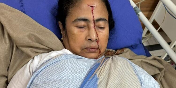 टीएमसी की रिपोर्ट के अनुसार, एक कार दुर्घटना में ममता बनर्जी को गंभीर चोट लगी है और उन्हें अस्पताल ले जाया गया है।