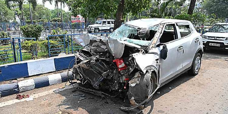 कैमरे में कैद: जीटी रोड पर पंकज त्रिपाठी के साले की कार का एक्सीडेंट