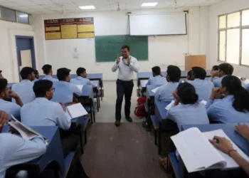 स्थानीय भाषा में इंजीनियरिंग: नोएडा में, यह हिट है – ‘हिंग्लिश’ की मदद से
