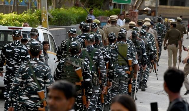 सीआरपीएफ ने जवानों को दो महीने में दूसरी चेतावनी दी, सोशल मीडिया पर बल के बारे में शिकायतें पोस्ट न करें
