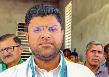 जेजेपी और ‘बागियों’ के बीच जुबानी टकराव बढ़ गया है क्योंकि पार्टी विभाजन की ओर बढ़ रही है।