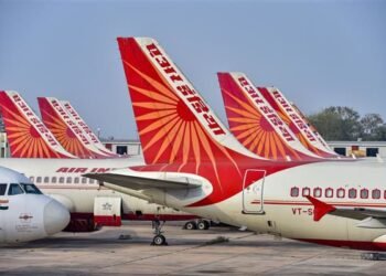 एयर इंडिया एक्सप्रेस को ऐसी स्थिति का सामना करना पड़ा जहां बड़ी संख्या में केबिन क्रू सदस्य बीमार पड़ गए, जिसके परिणामस्वरूप 80 उड़ानें रद्द कर दी गईं।