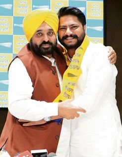 धुरी से कांग्रेस के पूर्व विधायक दलवीर सिंह गोल्डी ने टिकट कटने से निराश होकर आम आदमी पार्टी का दामन थाम लिया।