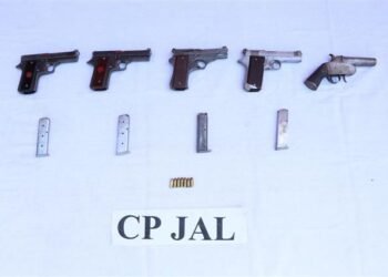 जालंधर में अधिकारियों ने गौंडर गिरोह से जुड़े एक अपराधी को पकड़ा है और पांच आग्नेयास्त्र जब्त किए हैं।