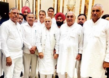 विधानसभा के तीन असंबद्ध सदस्यों ने हरियाणा सरकार से अपना समर्थन वापस लेने का फैसला किया है।