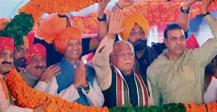 हरियाणा के पूर्व मुख्यमंत्री एमएल खट्टर ने आप नेताओं पर सामाजिक कार्यकर्ता अन्ना हजारे को धोखा देने का आरोप लगाया है.