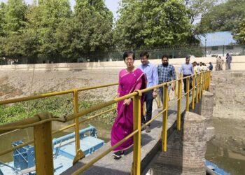 दिल्ली सरकार ने सुप्रीम कोर्ट का दरवाजा खटखटाया और हरियाणा से संकटग्रस्त राजधानी के लिए अतिरिक्त पानी जारी करने का अनुरोध किया।