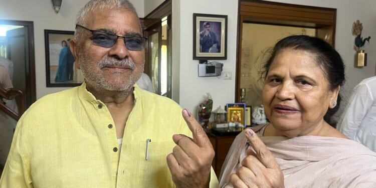 डॉ. धर्मवीर गांधी ने नागरिकों से मतदान करने का आग्रह किया।