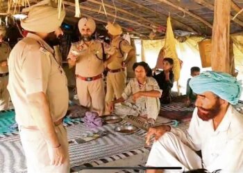 गुरदासपुर और पठानकोट में सीमा के पास दो संदिग्ध आतंकवादियों की मौजूदगी के बाद सतर्कता बढ़ा दी गई है।