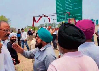 शंभू निवासी और स्टोर मालिकों ने किसान यूनियनों का विरोध कर राजमार्ग अवरुद्ध करने के खिलाफ प्रदर्शन किया।