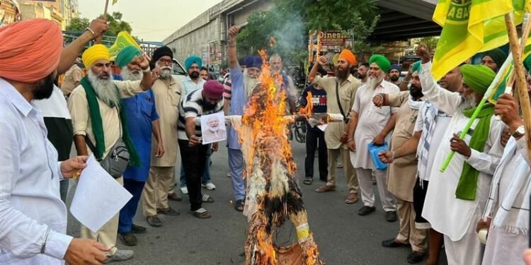 पंजाब के गोराया में किसानों ने कंगना रनौत के पुतले में आग लगाई